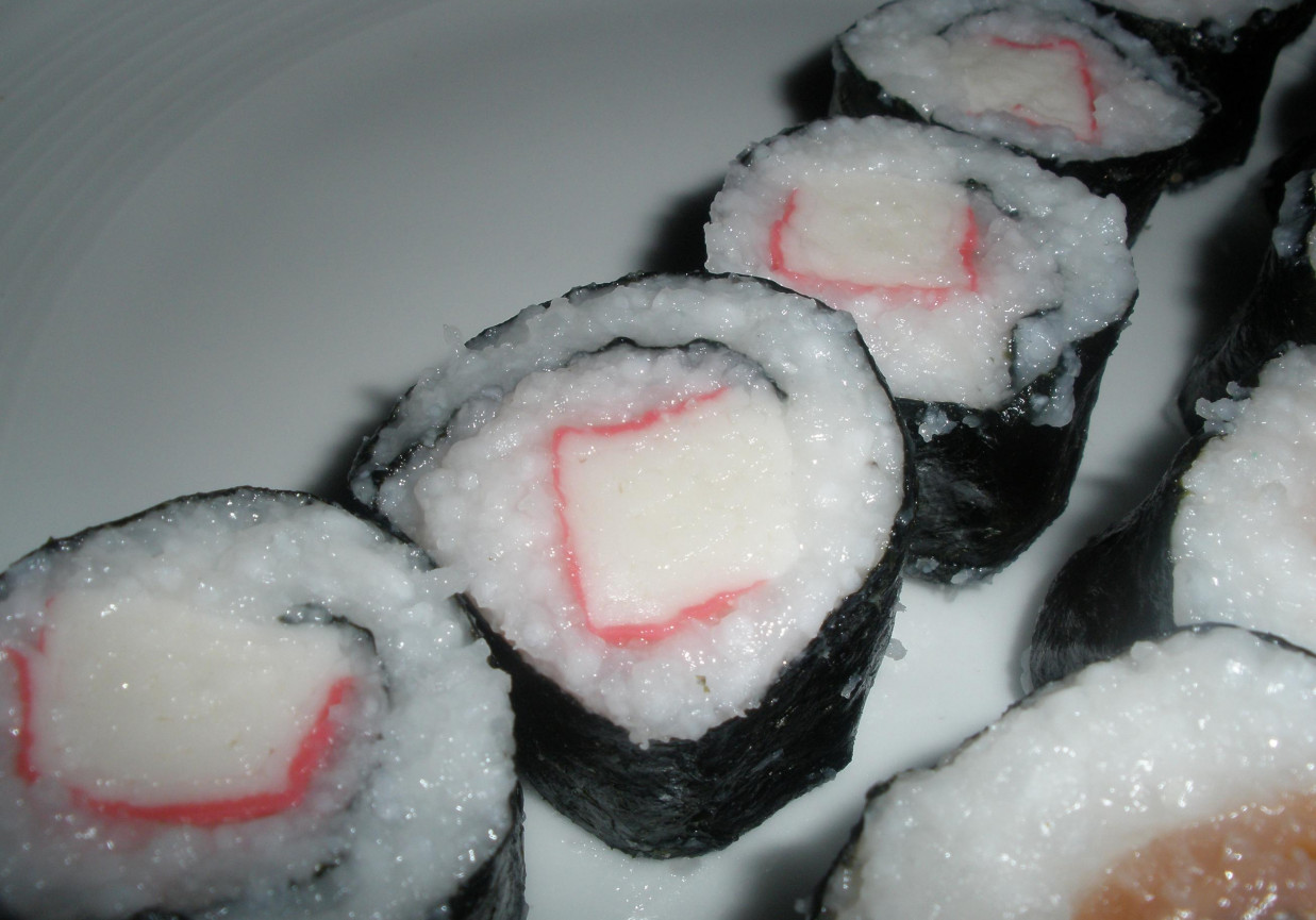 Sushi z paluszkami surimi foto