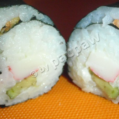 Krok 8 - Sushi z paluszkiem krabowym, awokado i papryką foto