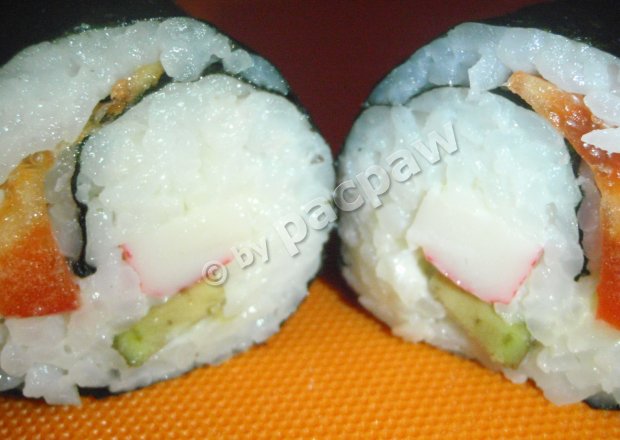 Fotografia przedstawiająca Sushi z paluszkiem krabowym, awokado i papryką