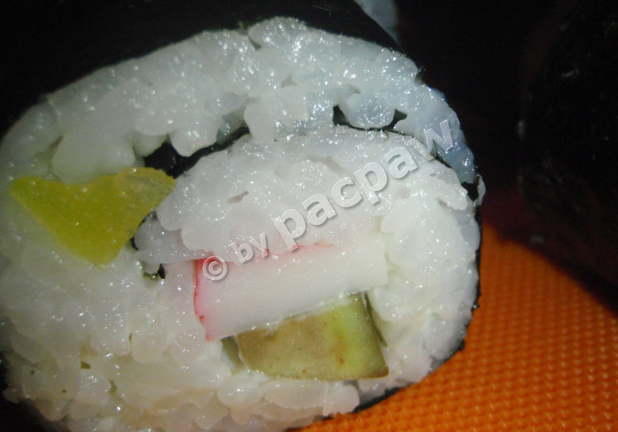 Sushi z paluszkiem krabowym, awokado i papryką foto