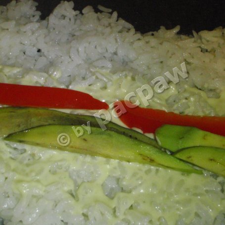 Krok 6 - Sushi z paluszkiem krabowym, awokado i papryką foto