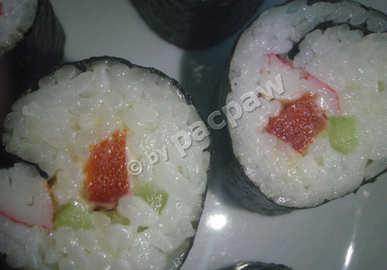 Sushi z paluszkiem krabowym, ogórkiem i czerwoną papryką foto
