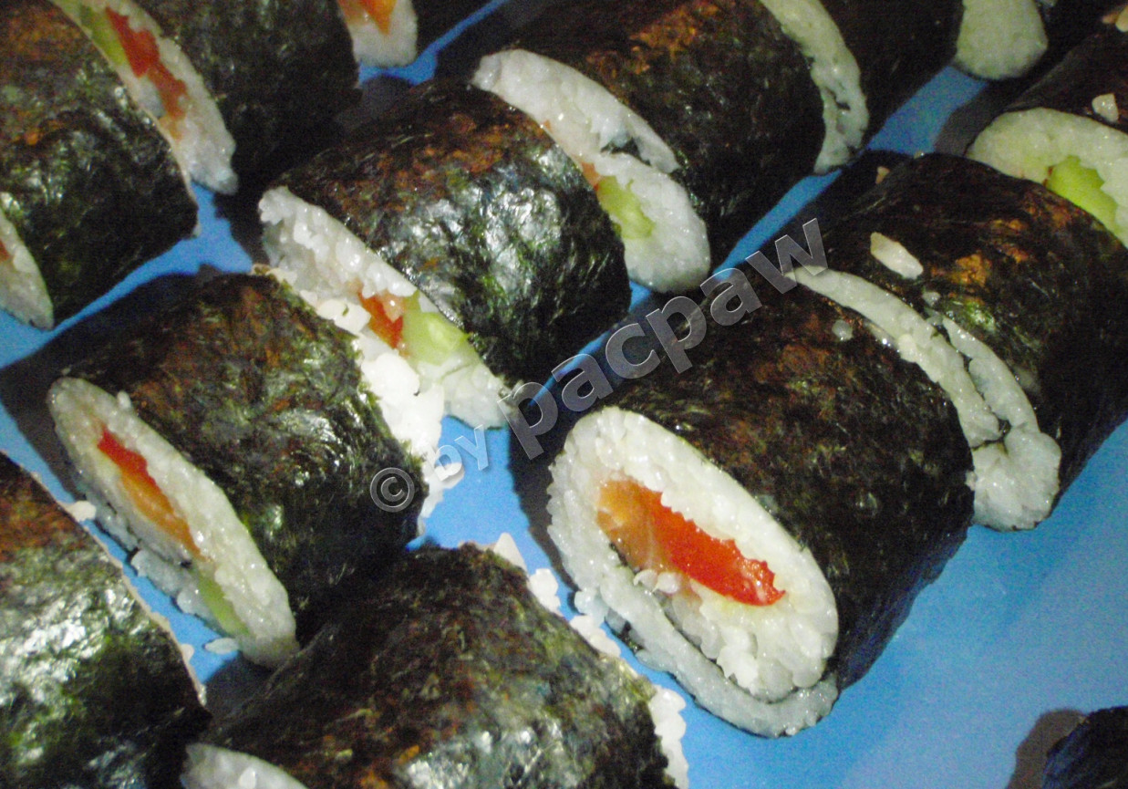 Sushi z papryką czerwoną, ogórkiem i łososiem foto