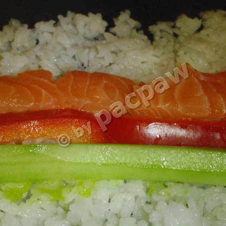 Krok 6 - Sushi z papryką czerwoną, ogórkiem i łososiem foto