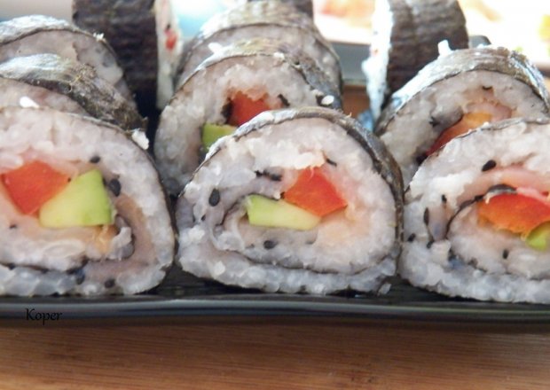 Fotografia przedstawiająca Sushi z papryką i łososiem