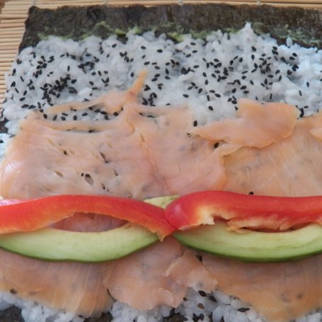 Krok 2 - Sushi z papryką i łososiem foto