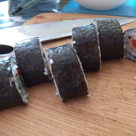 Krok 4 - Sushi z papryką i łososiem foto