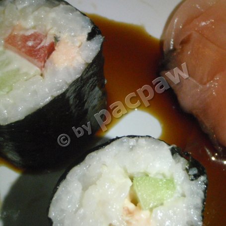 Krok 17 - Sushi z pieczonym łososiem, papryką i ogórkiem foto