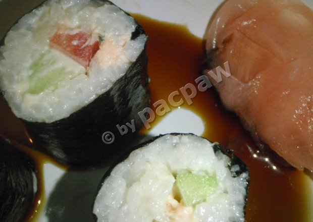 Fotografia przedstawiająca Sushi z pieczonym łososiem, papryką i ogórkiem