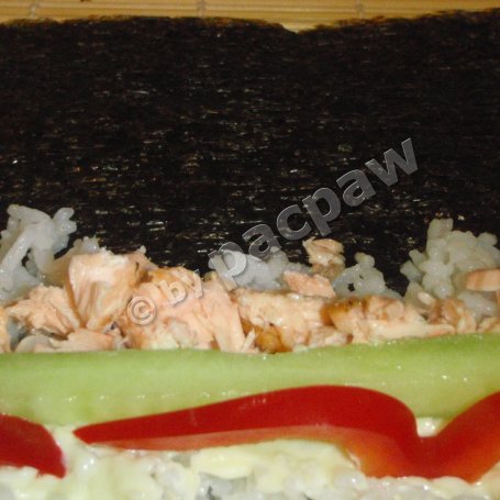 Krok 14 - Sushi z pieczonym łososiem, papryką i ogórkiem foto