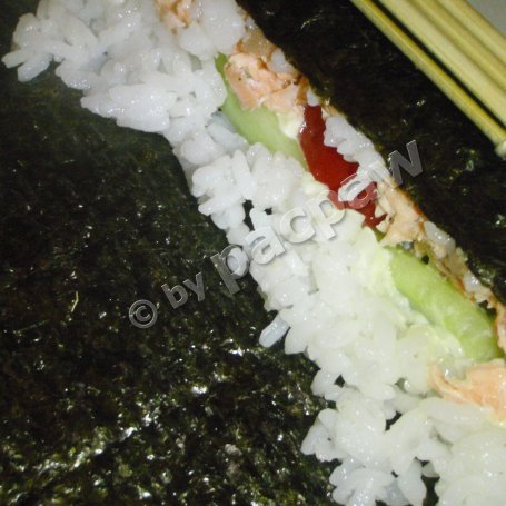 Krok 15 - Sushi z pieczonym łososiem, papryką i ogórkiem foto