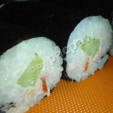 Krok 16 - Sushi z pieczonym łososiem, papryką i ogórkiem foto