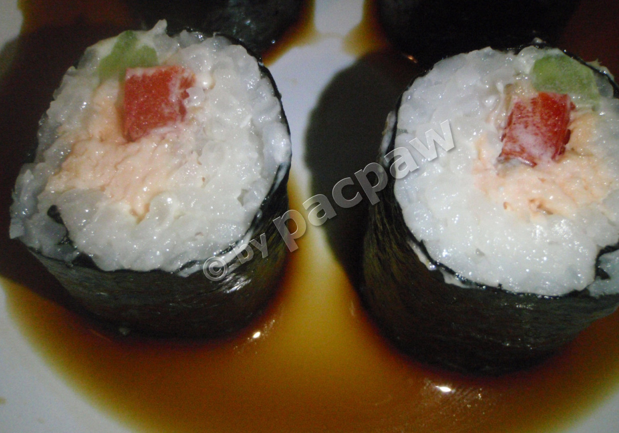 Sushi z pieczonym łososiem, papryką i ogórkiem foto