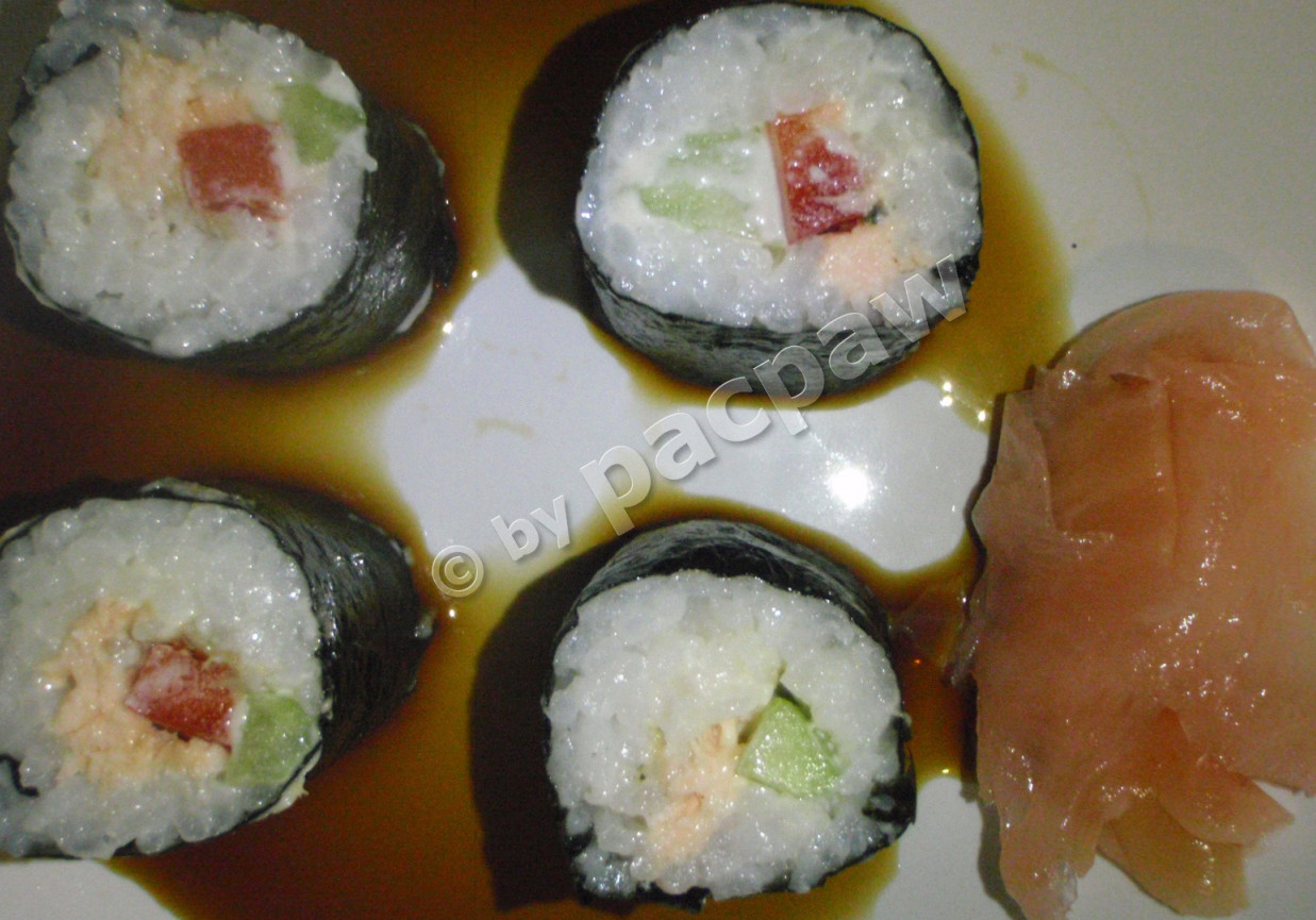 Sushi z pieczonym łososiem, papryką i ogórkiem foto