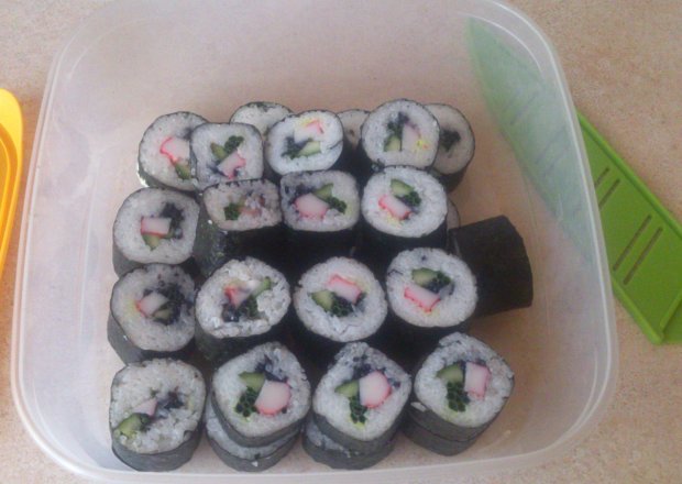 Fotografia przedstawiająca Sushi z surimi i ogórkiem