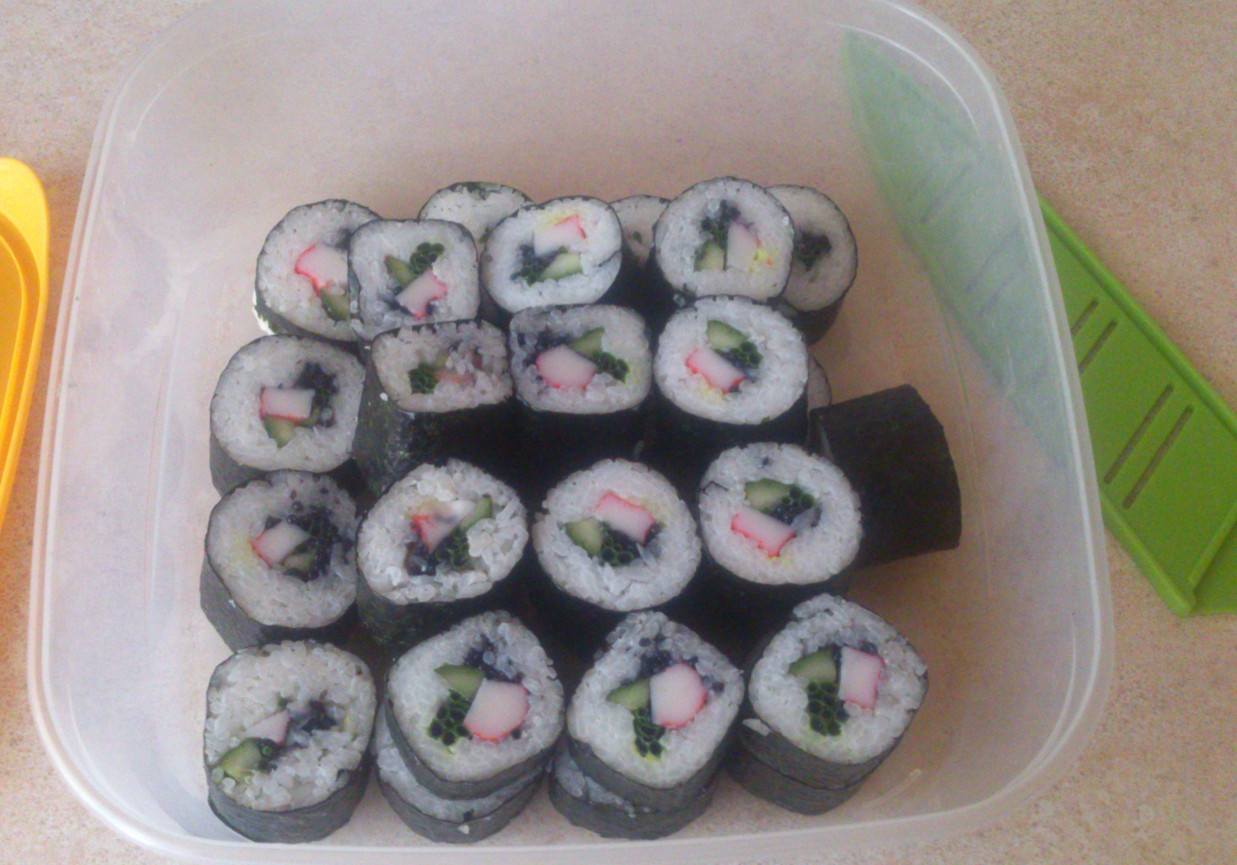 Sushi z surimi i ogórkiem foto