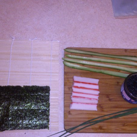 Krok 2 - Sushi z surimi i ogórkiem foto