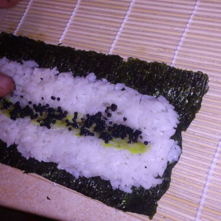 Krok 3 - Sushi z surimi i ogórkiem foto