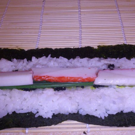 Krok 4 - Sushi z surimi i ogórkiem foto