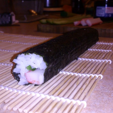 Krok 5 - Sushi z surimi i ogórkiem foto