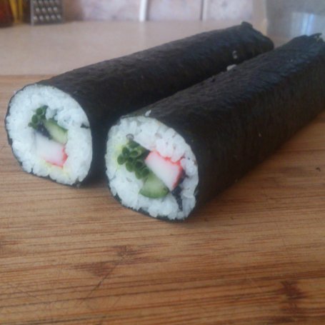 Krok 6 - Sushi z surimi i ogórkiem foto