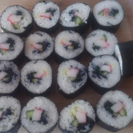 Krok 7 - Sushi z surimi i ogórkiem foto