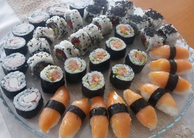 Fotografia przedstawiająca Sushi z surimi i z łososiem