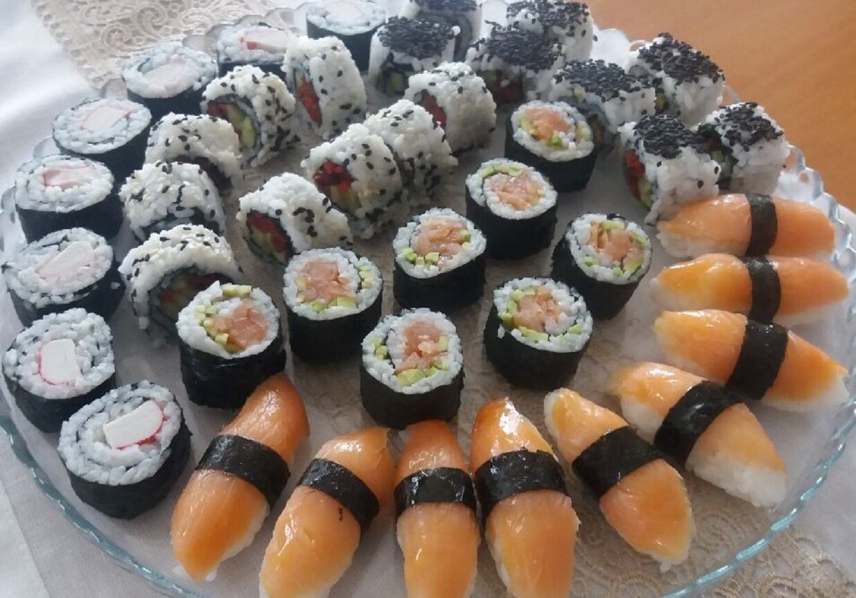 Sushi z surimi i z łososiem foto