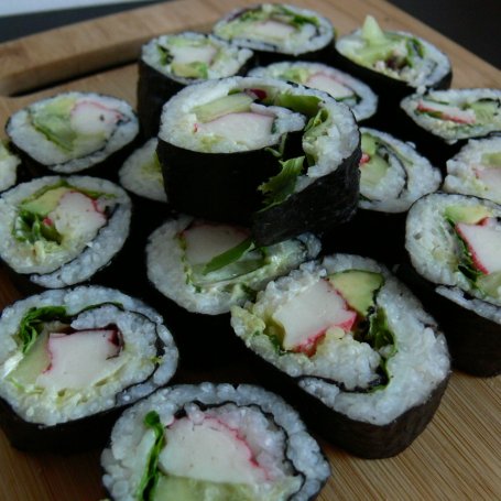 Krok 3 - Sushi z surimi, ogórkiem i łososiem foto
