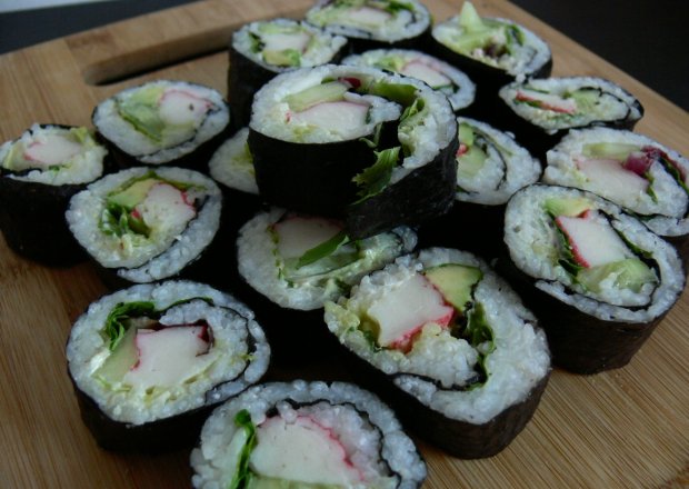 Fotografia przedstawiająca Sushi z surimi, ogórkiem i łososiem