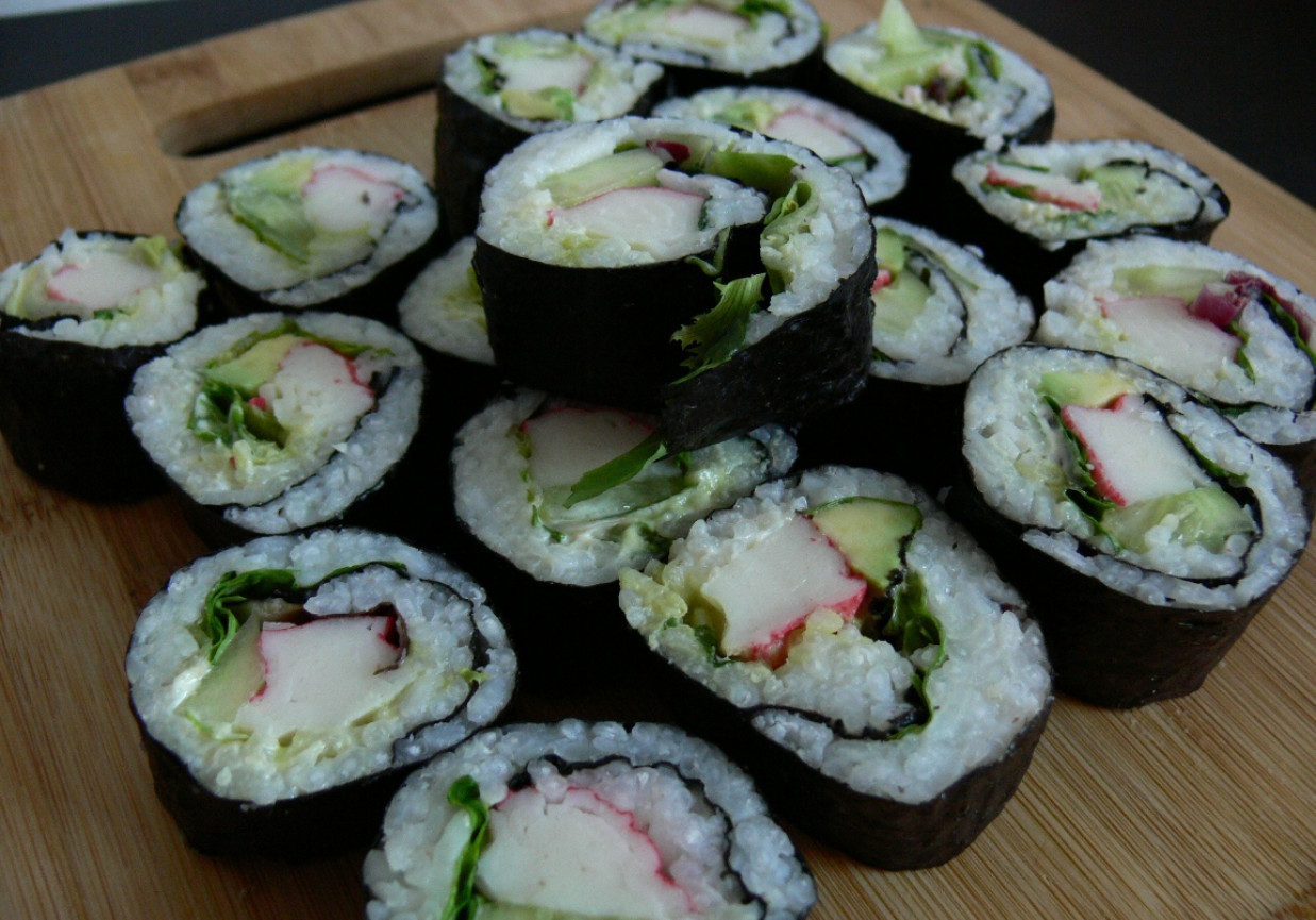 Sushi z surimi, ogórkiem i łososiem foto
