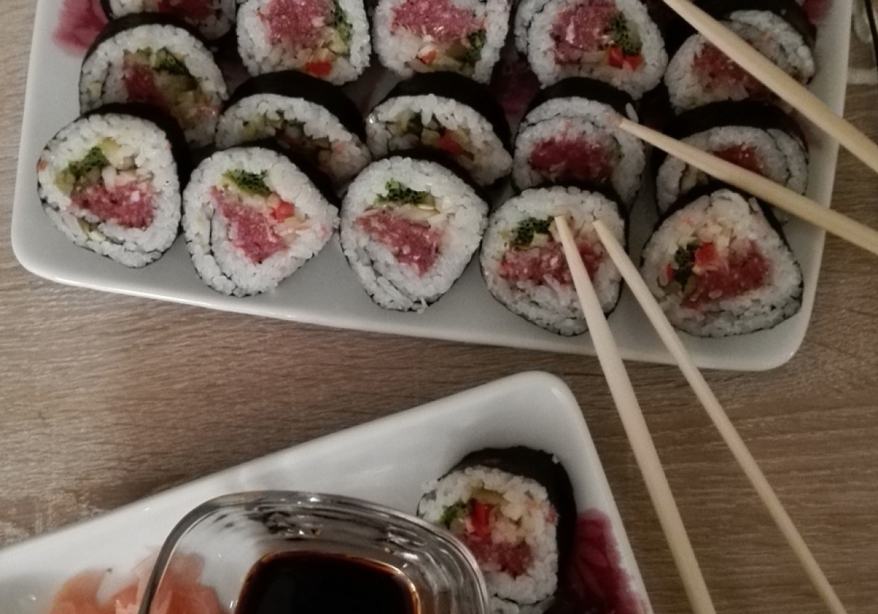 Sushi z tatarem foto