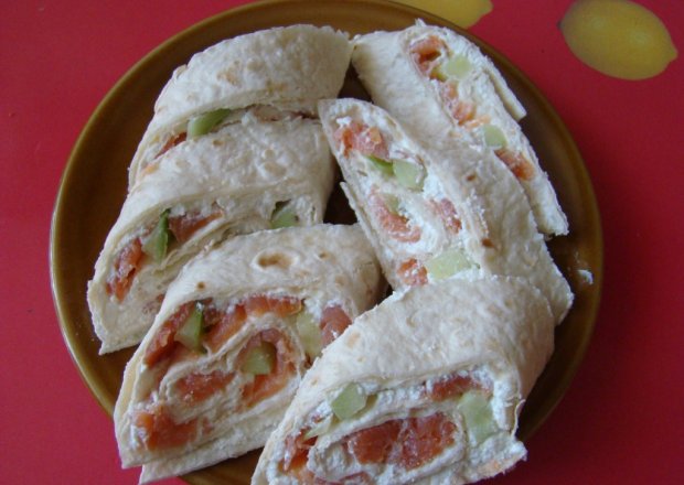 Fotografia przedstawiająca Sushi z tortilii z białym serem