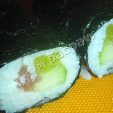 Krok 13 - Sushi z tuńczykiem, żółtą rzodkiew i ogórkiem foto