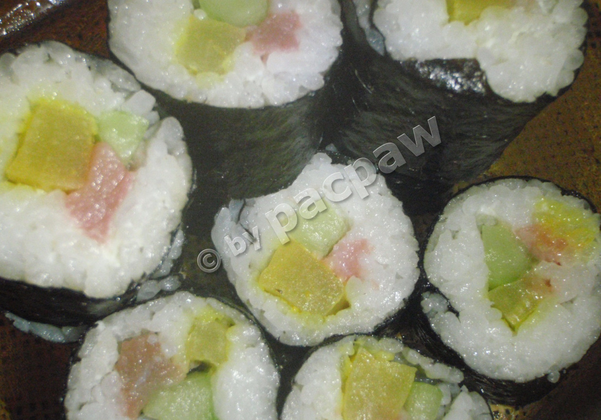 Sushi z tuńczykiem, żółtą rzodkiew i ogórkiem foto