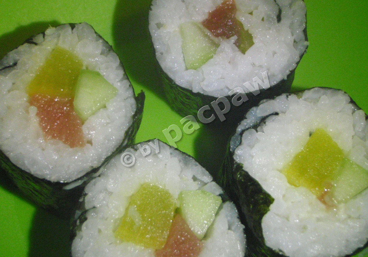 Sushi z tuńczykiem, żółtą rzodkiew i ogórkiem foto