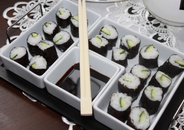 Fotografia przedstawiająca Sushi ze świeżym ogórkiem