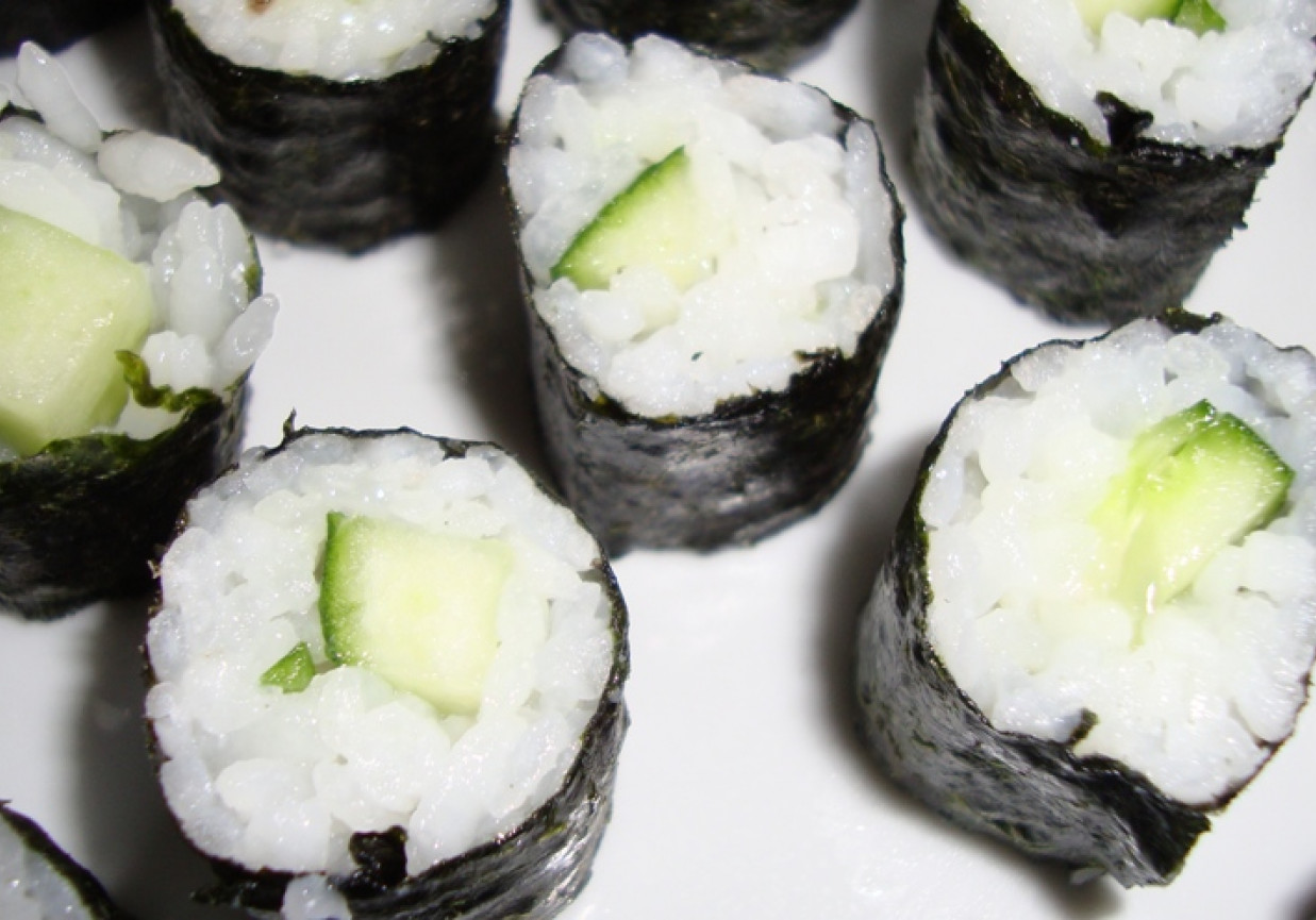 Sushi ze świeżym ogórkiem foto