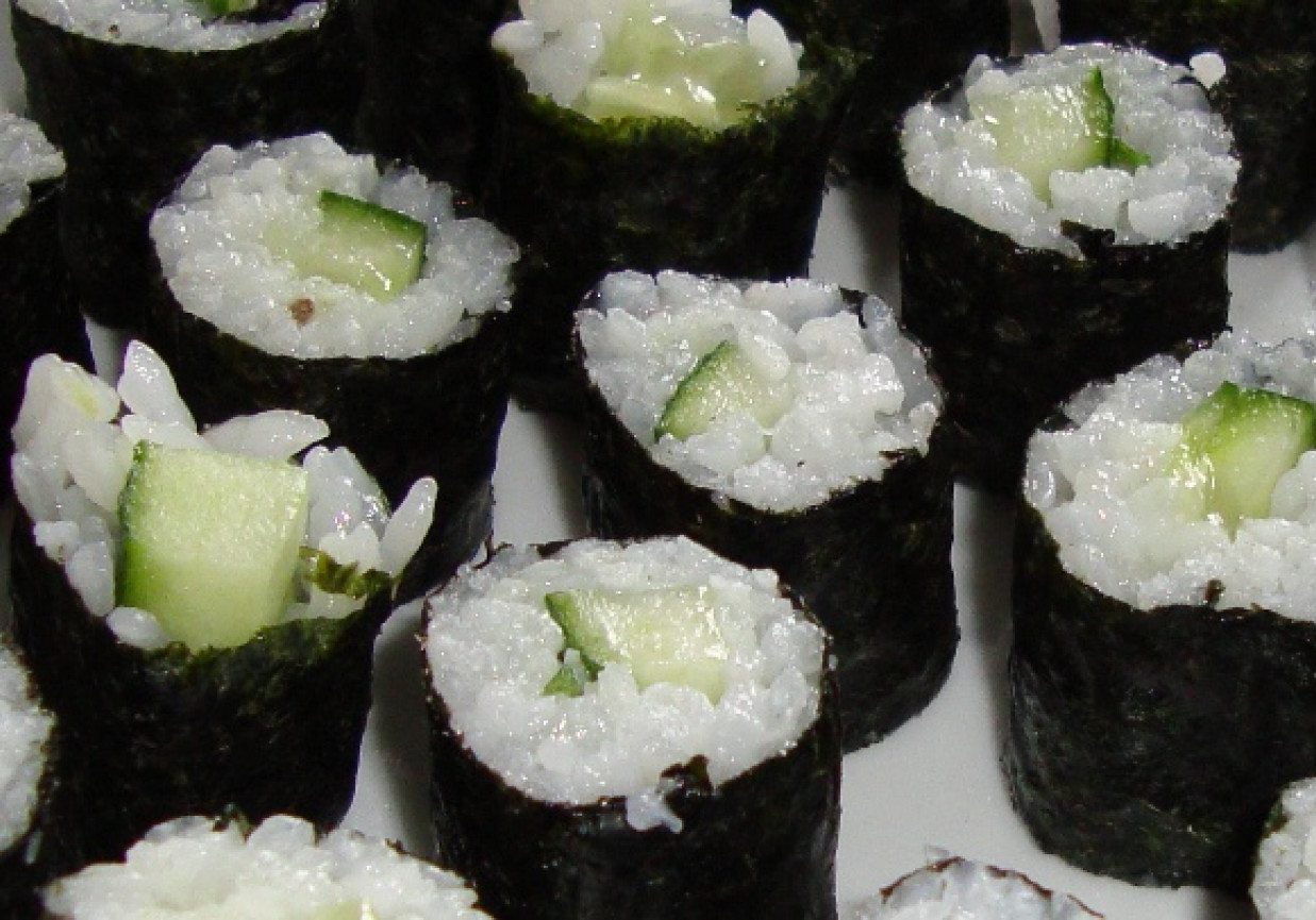 Sushi ze świeżym ogórkiem foto