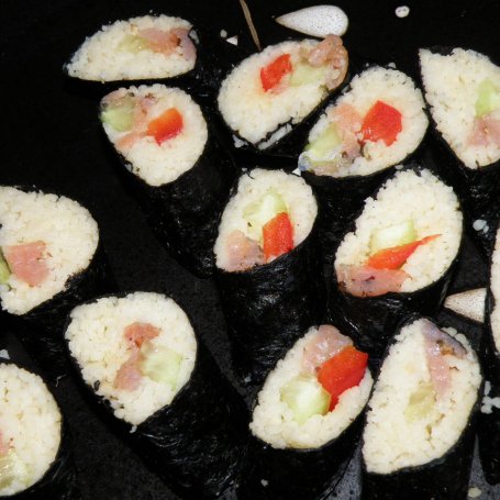 Krok 4 - Sushi-maki z kuskusem i wędzonym łososiem foto