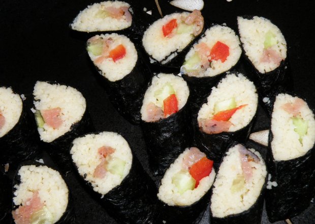 Fotografia przedstawiająca Sushi-maki z kuskusem i wędzonym łososiem