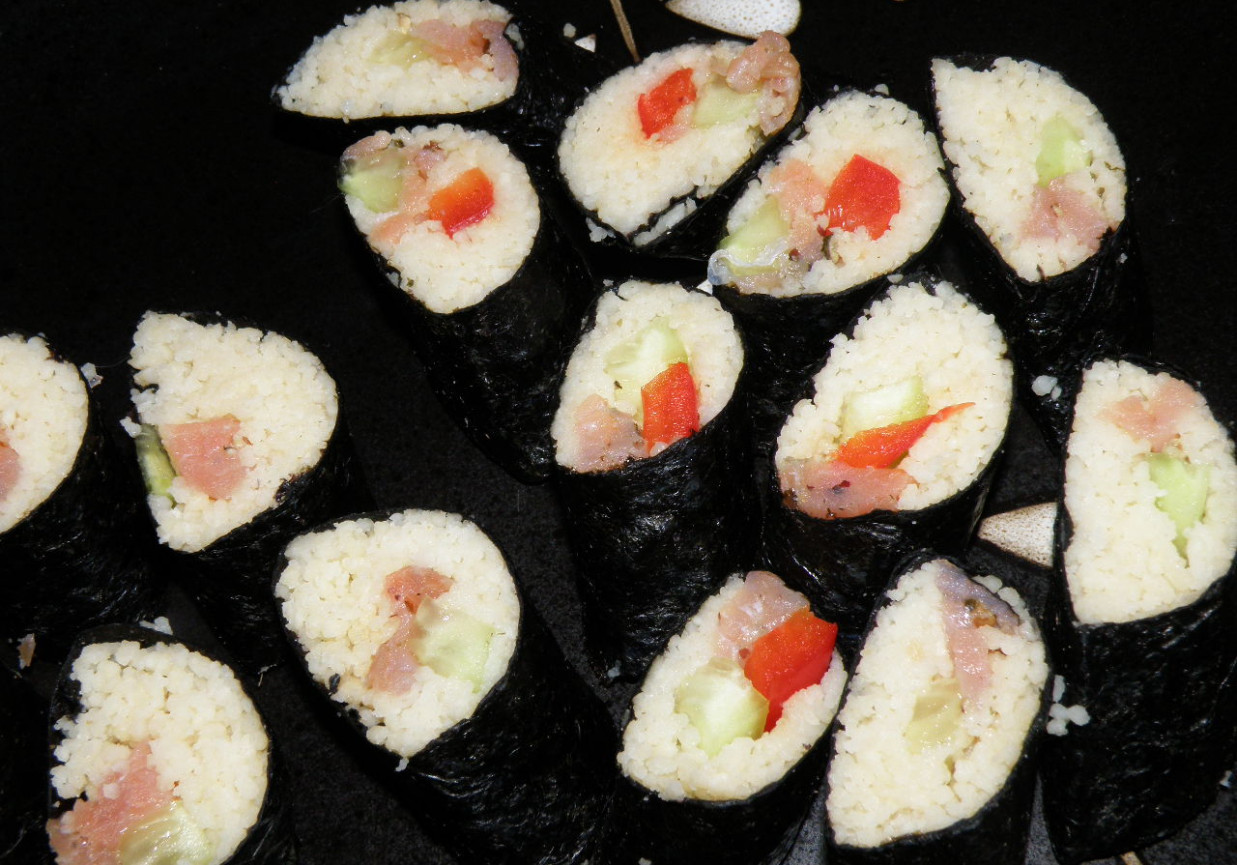 Sushi-maki z kuskusem i wędzonym łososiem foto