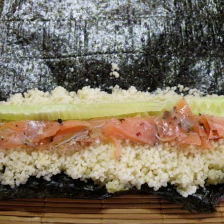 Krok 2 - Sushi-maki z kuskusem i wędzonym łososiem foto