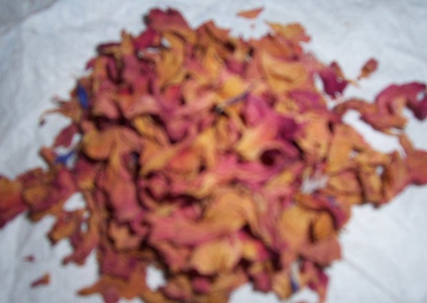Fotografia przedstawiająca susz na herbate owocową z różą