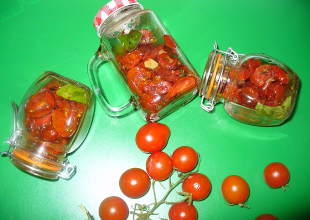Fotografia przedstawiająca Suszone pomidorki koktajlowe w oleju