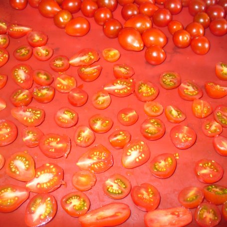 Krok 3 - Suszone pomidorki koktajlowe w oleju foto