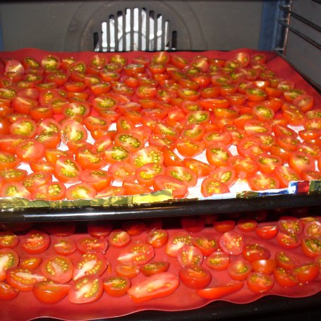 Krok 4 - Suszone pomidorki koktajlowe w oleju foto