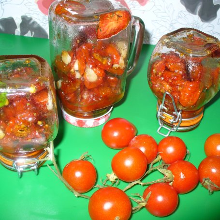 Krok 8 - Suszone pomidorki koktajlowe w oleju foto