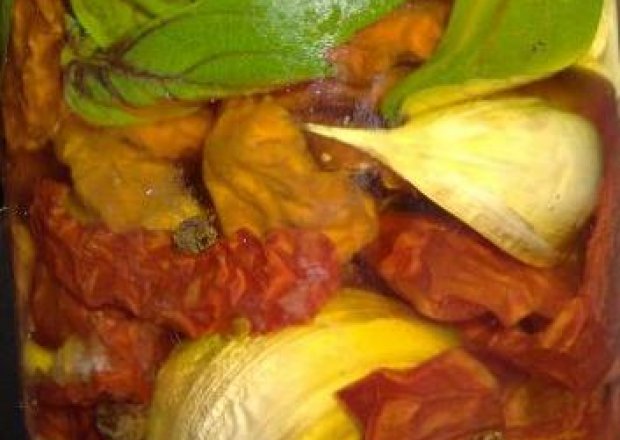 Fotografia przedstawiająca Suszone pomidory w oleju - z czosnkiem i bazylią