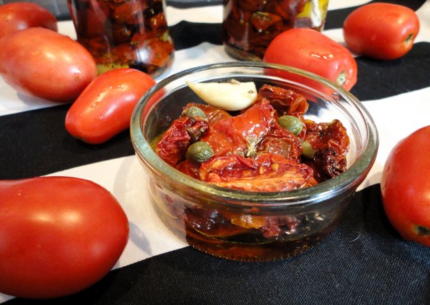 Fotografia przedstawiająca Suszone pomidory z czosnkiem i kaparami